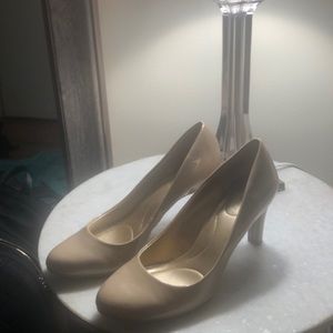 Bandilino b flexible cream two inch heels